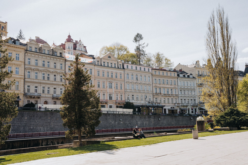 Das Bäderdreieck Tschechien entdecken, Entlang der Promenade in Karlsbad mit Häusern im Hintergrund