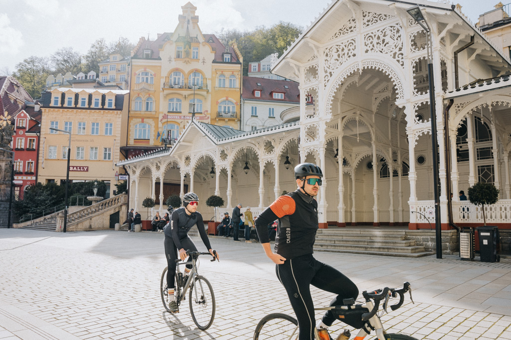 Blick auf die Kolonnade in Karlsbad mit zwei Fahrradfahrern im Vordergrund, die Karlsbad beradeln