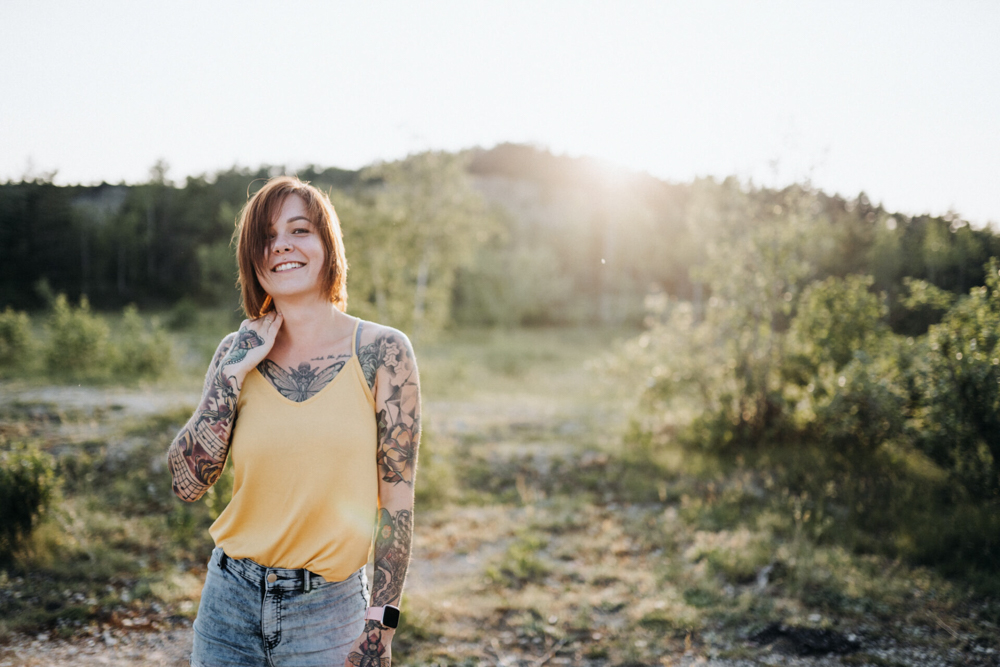 Porträtshooting mit Stephie bei Jena im Sommer – Fotografieren im Gegenlicht auf einer Wiese