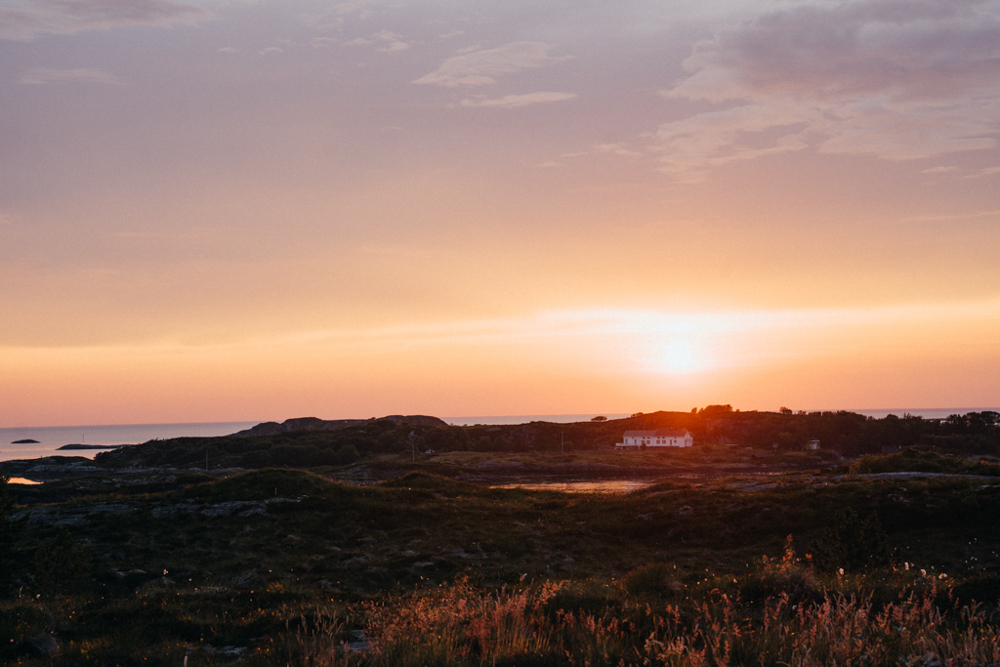 Abendstimmung in Norwegen – Sonne tief am Horizont, goldene Reflexion auf dem Wasser