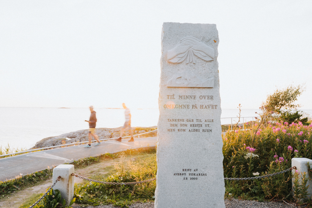 Sommerlicher Sonnenuntergang in Norwegen – Gegenlicht Fotografie mit weichen Farben