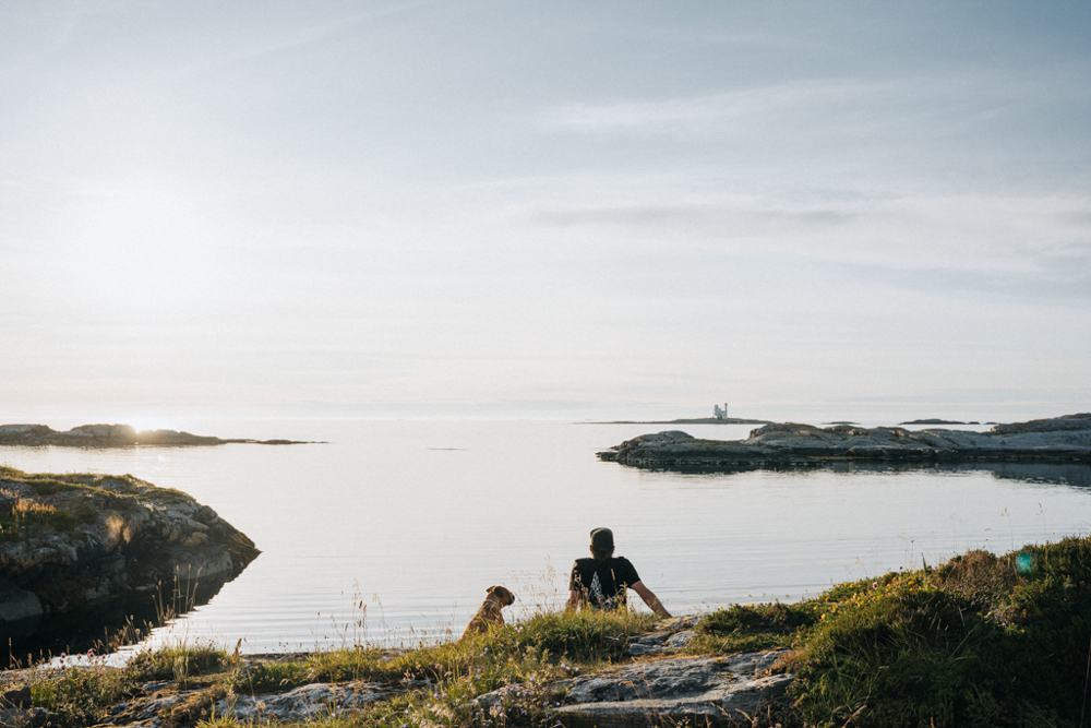 Dominic Wolf und Frau Maier schauen aufs Meer in Norwegen – Gegenlicht Fotografie mit Sonnenuntergang im Sommer