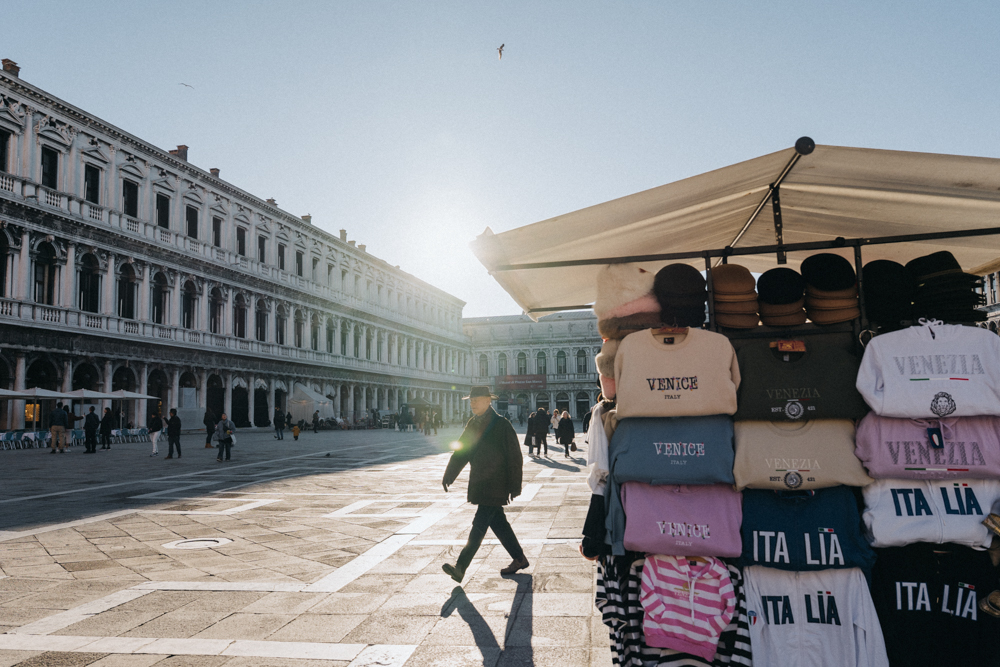 Winterlicher Sonnenuntergang in Venedig – Gegenlichtfotografie mit fremden Passanten