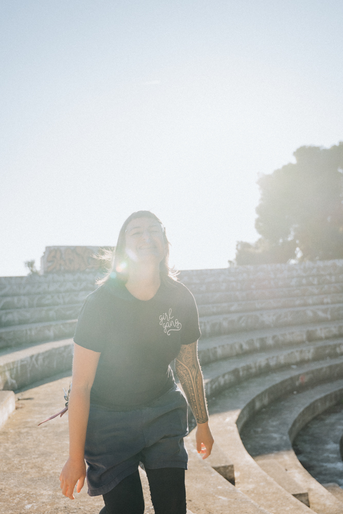 Porträt von Lisa Ludwig im Gegenlicht – Shooting im verlassenen Hotel auf dem Peloponnes