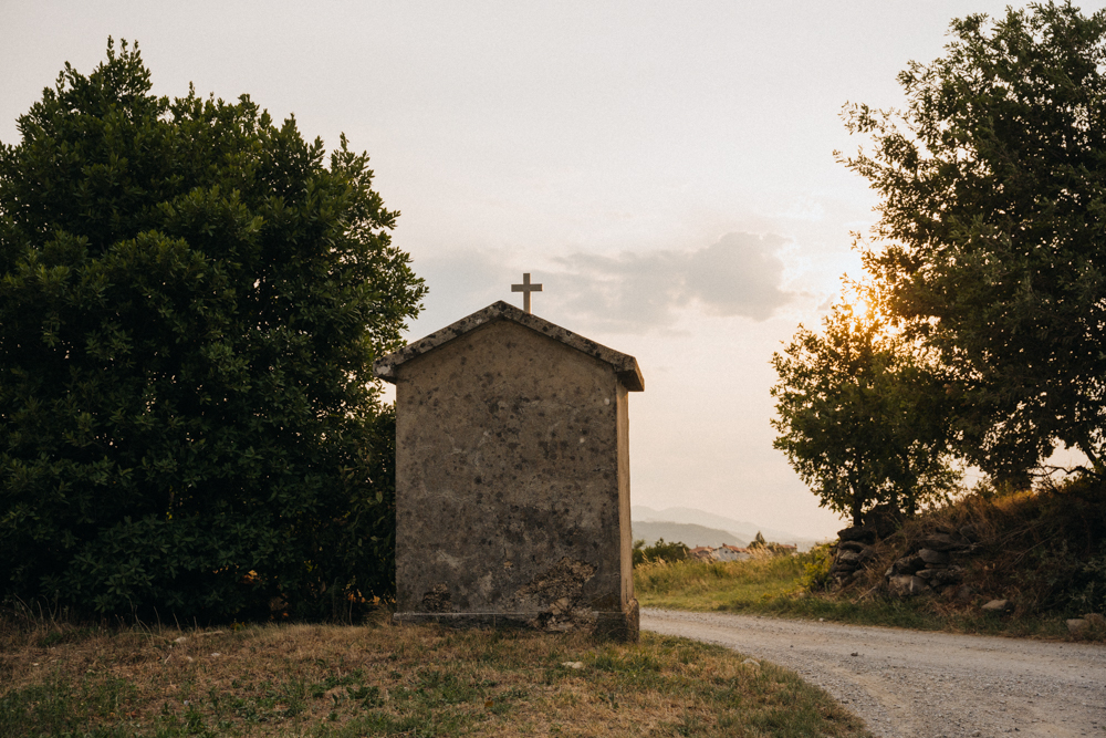 Gegenlichtaufnahme im Vipava Valley Slowenien mit einer kleinen Kapelle im Abendlicht