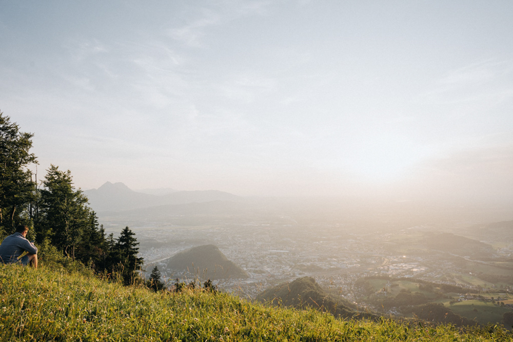 Gegenlicht Fotografie beim Sonnenuntergang auf dem Gaisberg in Salzburg mit Frau Maier