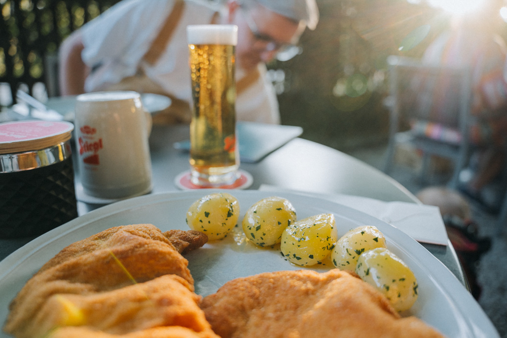 Sonnenuntergang in Salzburg – Schnitzel essen mit goldenem Lichtmoment