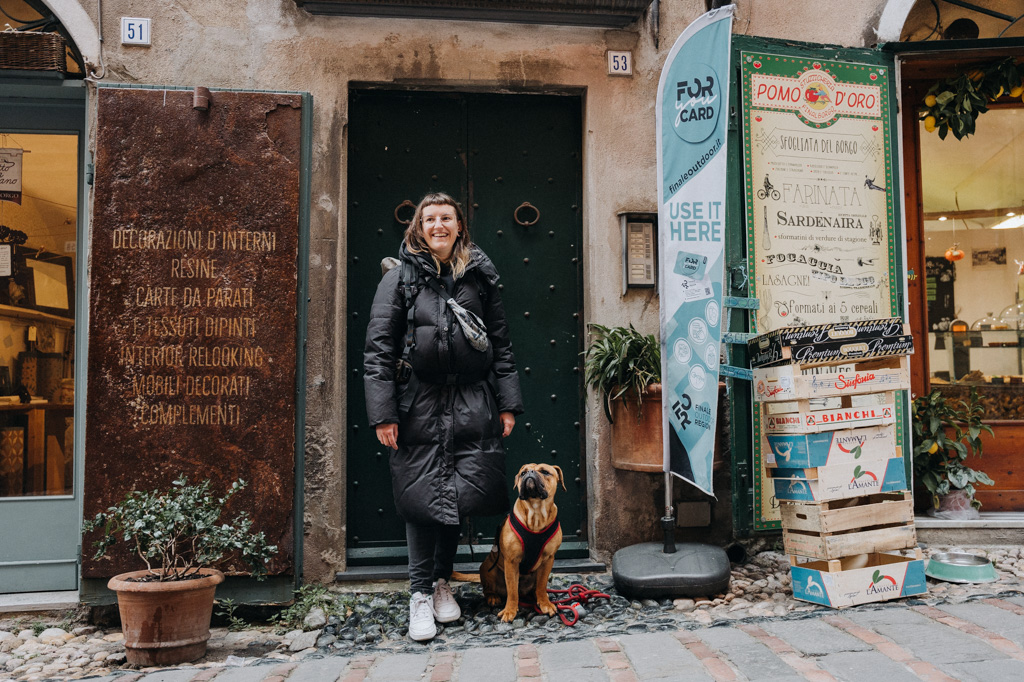 Lisa Ludwig Reisebloggerin mit ihrer Continental Bulldog Hündin Frau Maier in den Strassen von Finalborgo die Ligurien Geheimtipps