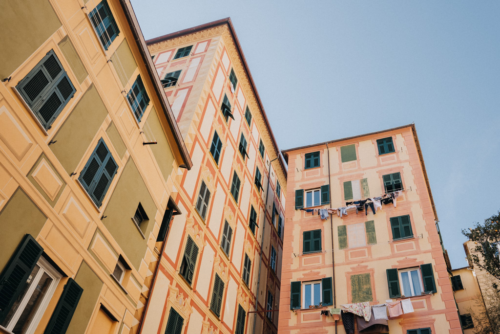 Camogli Ligurien Geheimtipps bunte Häuser, wedelnde Wäsche an der Leine vor den Fenstern 