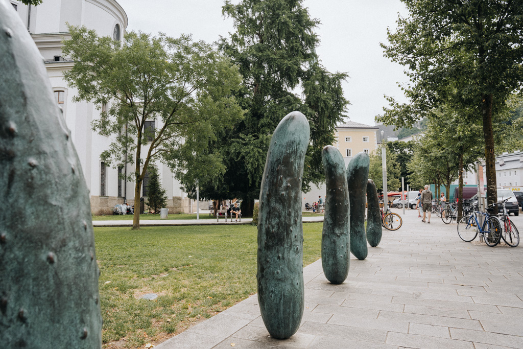 Kunst im öffentlichen Raum in Salzburg, Erwin Wurm mit seinen Gurken auf dem Universitätsplatz