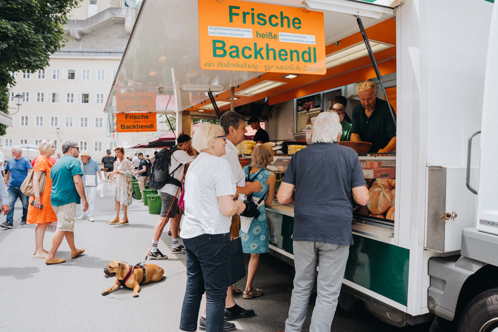 Backhendl essen auf dem Grünmarkt in Salzburg Tipps
