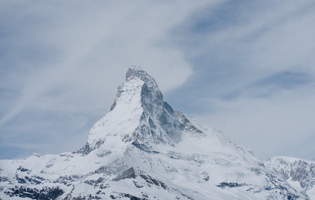 Winterwandern in der Schweiz mit Blick auf das Matterhorn von Sunnegga nach Zermatt