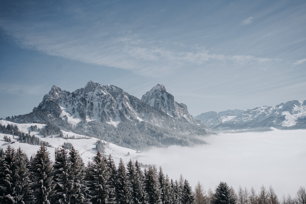 Winterwandern in der Schweiz mit Blick auf den Mythen in der Zentralschweiz