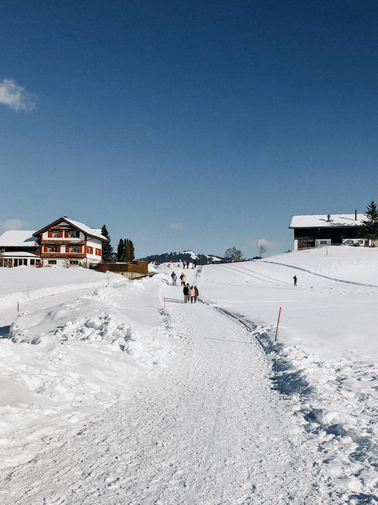 Winterwandern in der Schweiz mit Start in Einsiedeln dort sieht man am Anfang noch viele Wanderer