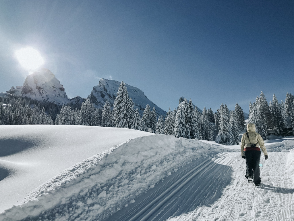 Lisa Ludwig läuft auf dem Winterwanderweg im Toggenburg in Richtung Churfirsten