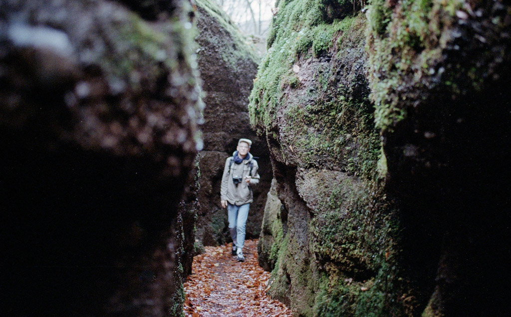 Enge Felsschlucht mit grünen Mooswänden – Naturerlebnis in Thüringen
