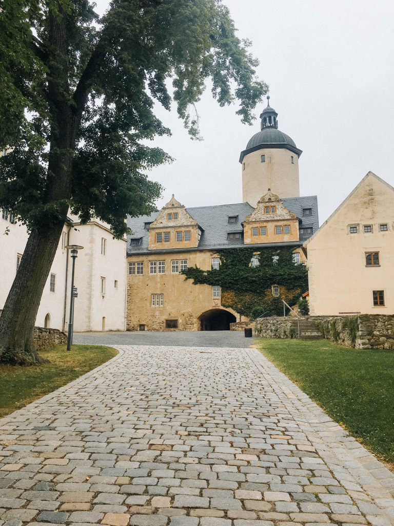 Blick auf die Burg Ranis in der Stadt Ranis, ein tolles Ausflugsziel in Thüringen 