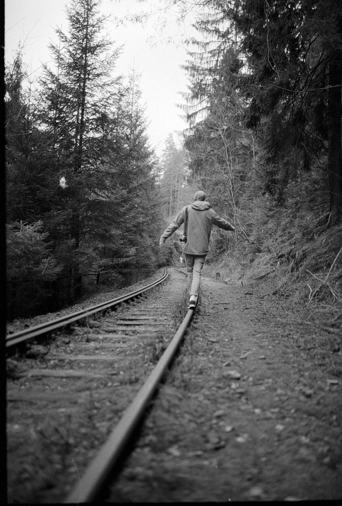 Ausflugsziele in Thüringen ist die Ziemestalbrücke in Ziegenrück, zu sehen ist der Freund von Lisa Ludwig auf den alten Bahnschienen, fotografiert mit einer analogen Kamera 