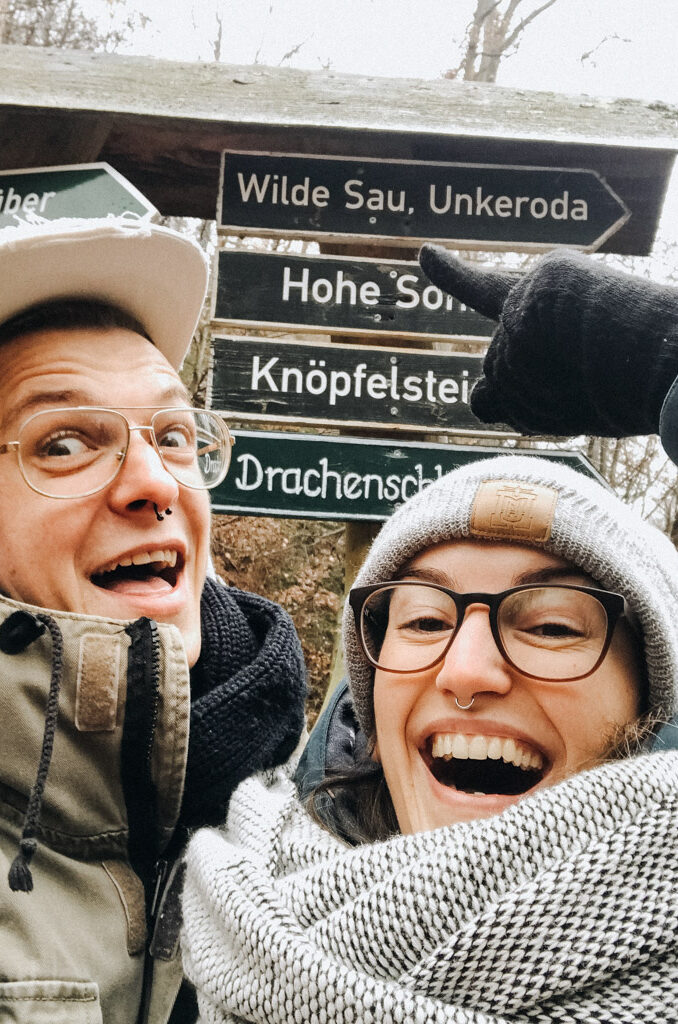 Lisa Ludwig und ihr Freund während des Besuchs der Sehenswürdigkeit Drachenschlucht in Thüringen