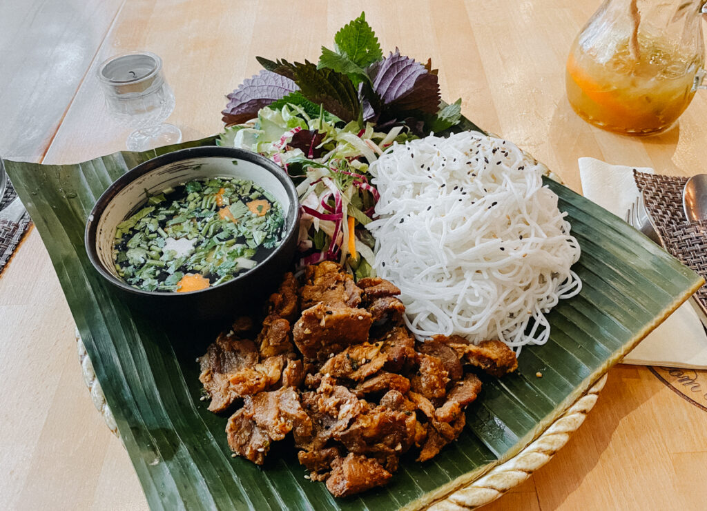 Hauptspeise mit Rindfleisch und Glasnudeln im Restaurant VinRice in Erfurt