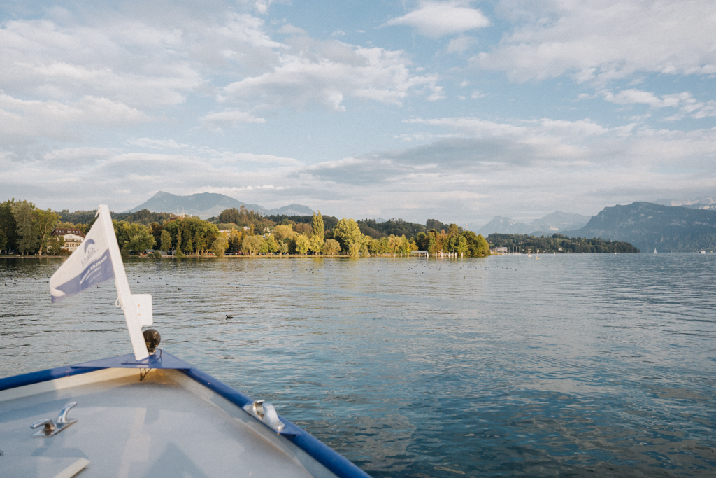 Eine Bootsfahrt auf dem Vierwaldstättersee ist ein einmaliges Erlebnis in Luzern mit Blick auf die Zentralschweizer Alpen