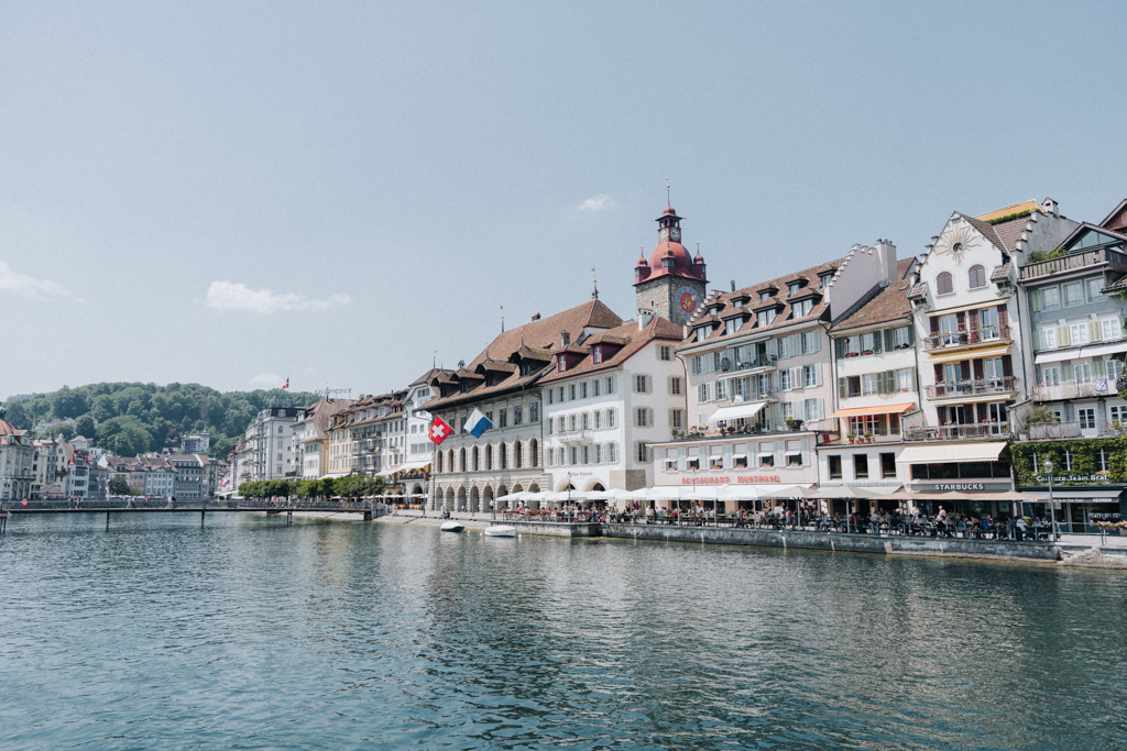 Die Luzern Sehenswürdigkeiten lassen sich gut von der Kapellbrücke entdecken, wie das Rathaus am Kornmarkt, die Altstadt von Luzern oder die Reussbrücke