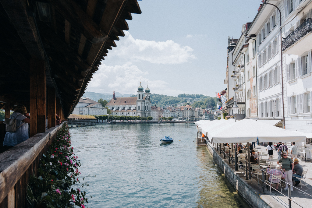 Blick auf die Jesuitenkirche auf die Luzern Sehenswürdigkeiten, wie die Kapellbrücke, die Reuss und die Reussbrücke
