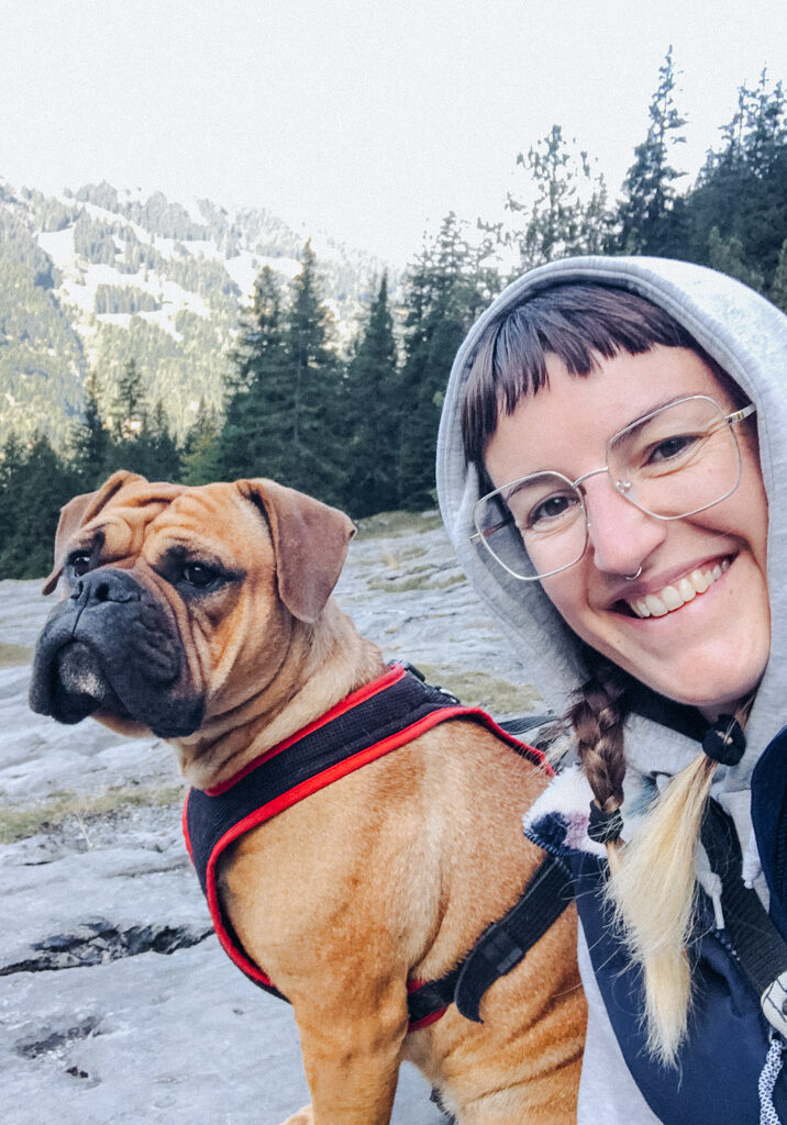 Frau Maier Continental Bulldog mit Lisa Ludwig sitzen während des Urlaub mit Hund in der Schweiz in der Rosenlaui Schlucht