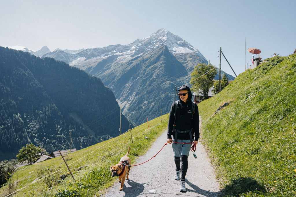 Von der Gondel Golzeren gehts nun zum Golzerensee mit Freund und Hund im Maderanertal im Kanton Uri in der Schweiz