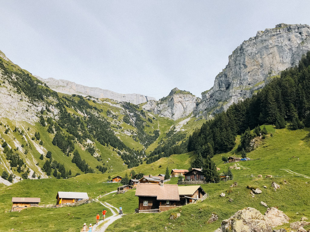 einer der schönsten Wanderungen der Schweiz zum berühmten Wasserfall Stäubifall in Äsch mit Klausenpass im Hintergrund