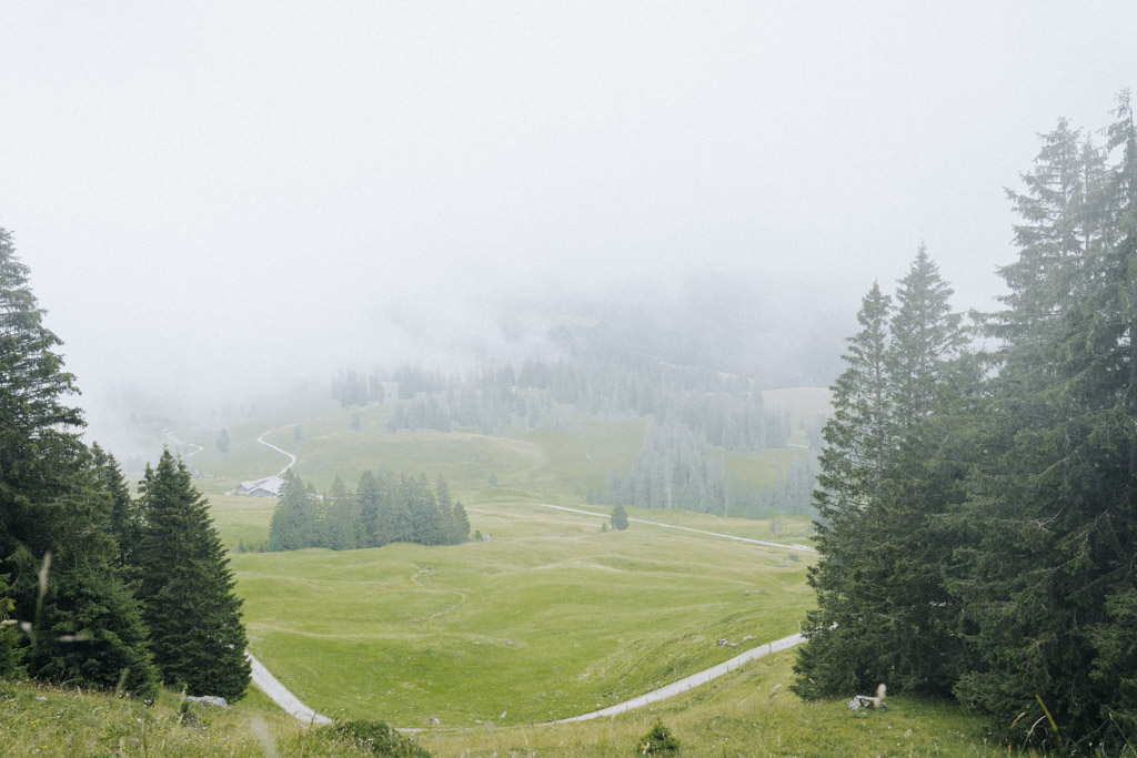 Das Tal in Richtung Glaubenbielenpass liegt im Sommer im Nebel 