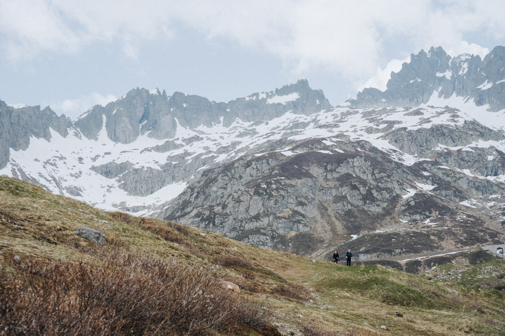 Menschen laufen auf einem der schönsten Wanderwege der Schweiz am Sustenpass