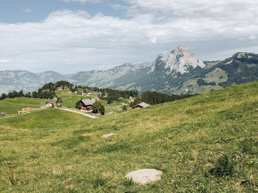Sonnige Aussicht auf den Grossen Mythen auf einer der schönsten Wanderungen der Schweiz von Ibergeregg Rundweg über Laucherenchapell