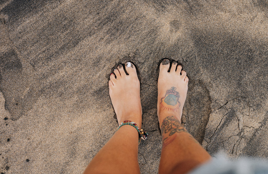 Foto von den tätowierten Füßen von LISA LUDWIG am Playa de Vigocho