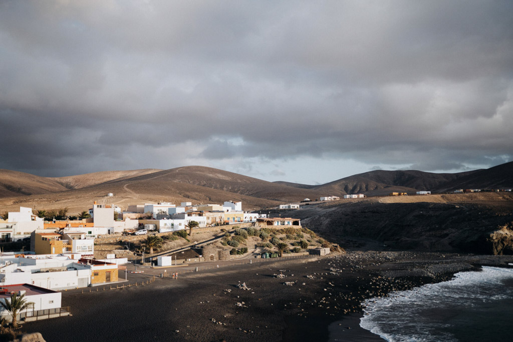 Ajuy bei Sonnenuntergang mit schwarzem Sandstrand auf Fuerteventura