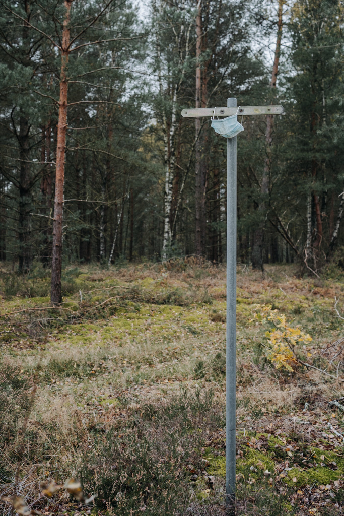 Corona Maske an einer Säule in der Kyritz-Ruppiner Heide