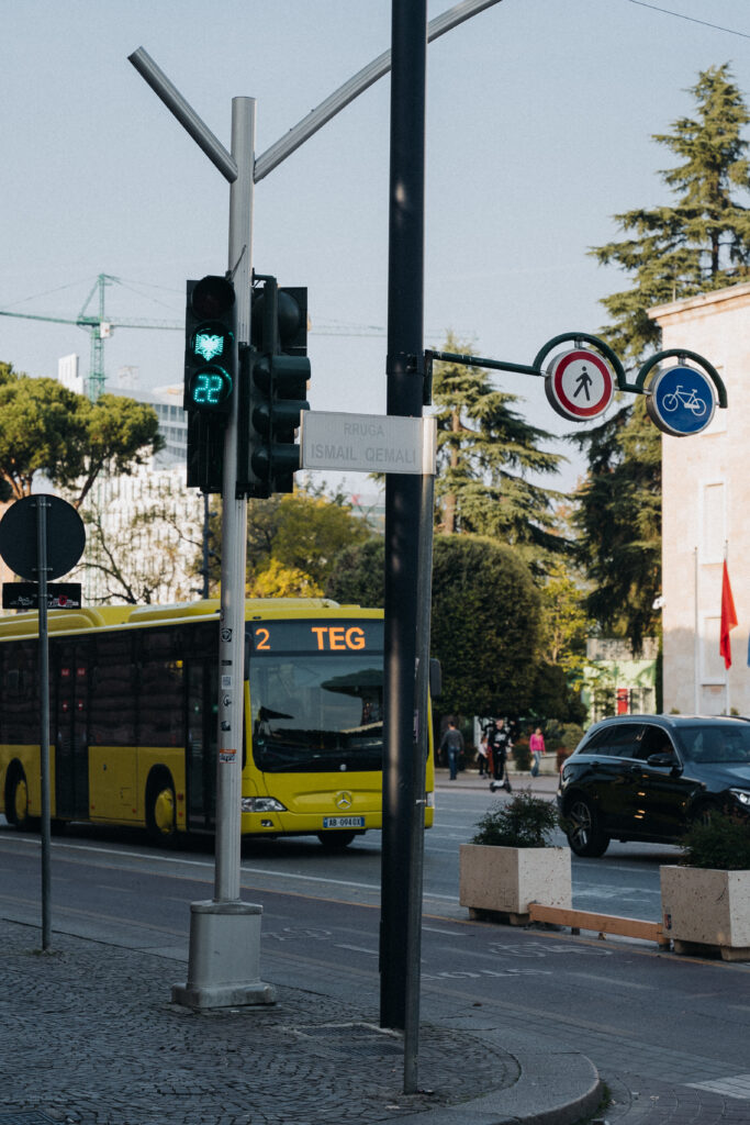 Albanischer Adler ist ein Signal in der Ampel in Tirana