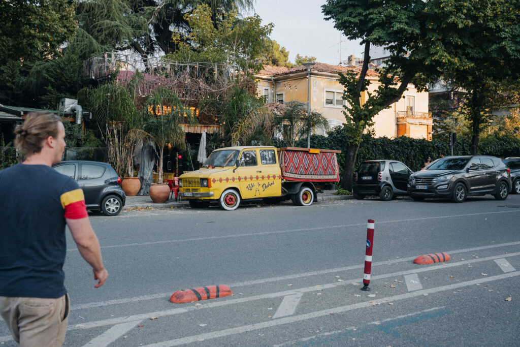 Tirana Sehenswürdigkeiten: Bunte Häuser im Blokku-Viertel