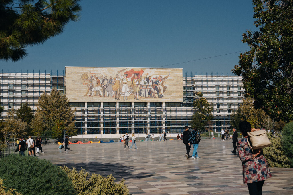 Tirana Sehenswürdigkeiten: Nationalmuseum mit großem sowjetischem Mosaik Bild