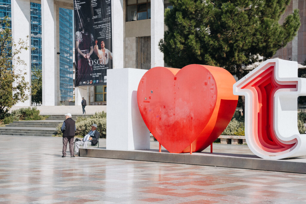 I love Tirana Zeichen auf dem Skanderberg Platz in Tirana
