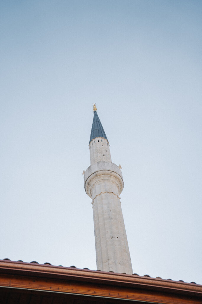Tirana Sehenswürdigkeiten: Nahaufnahme Turm der Et'hem-Bey-Moschee