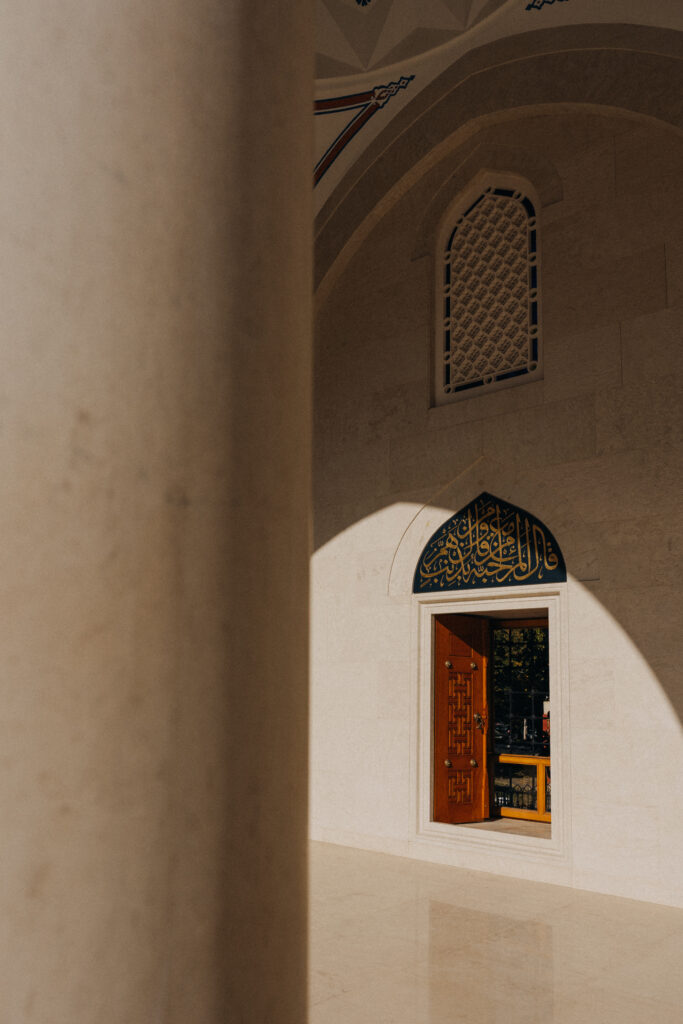 Innenansicht der Großen Moschee in Tirana
