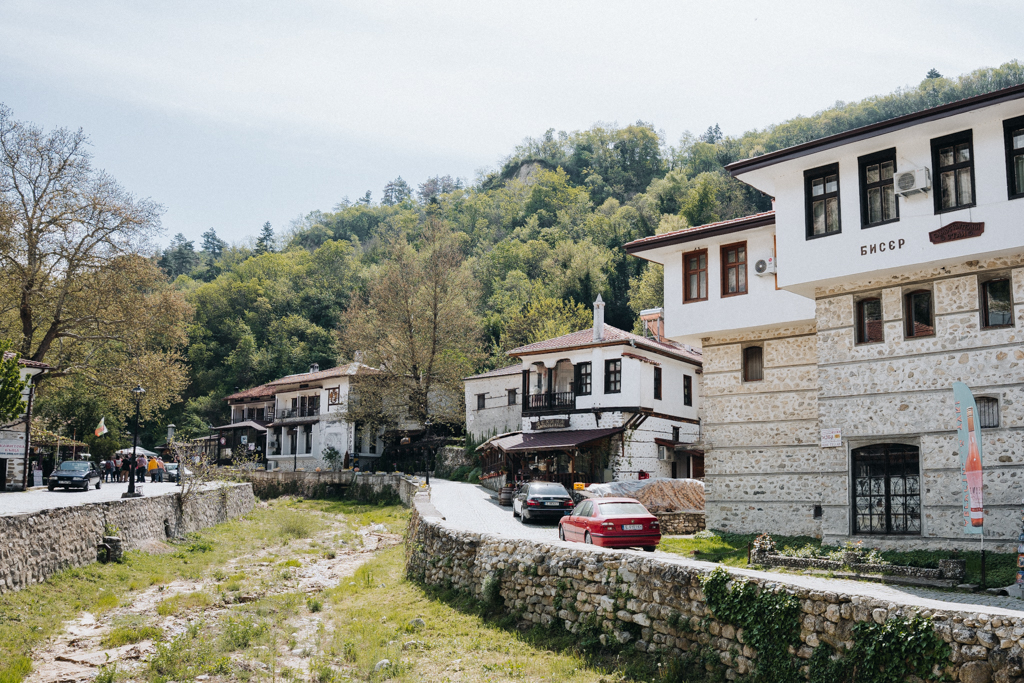 Gasse in Melnik mit Blick auf den (ausgetrockneten) Fluss: Geheimtipp in Bulgarien