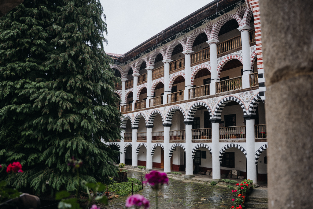 Innenhof des Rila Klosters – kulturelles Highlight beim Bulgarien Roadtrip