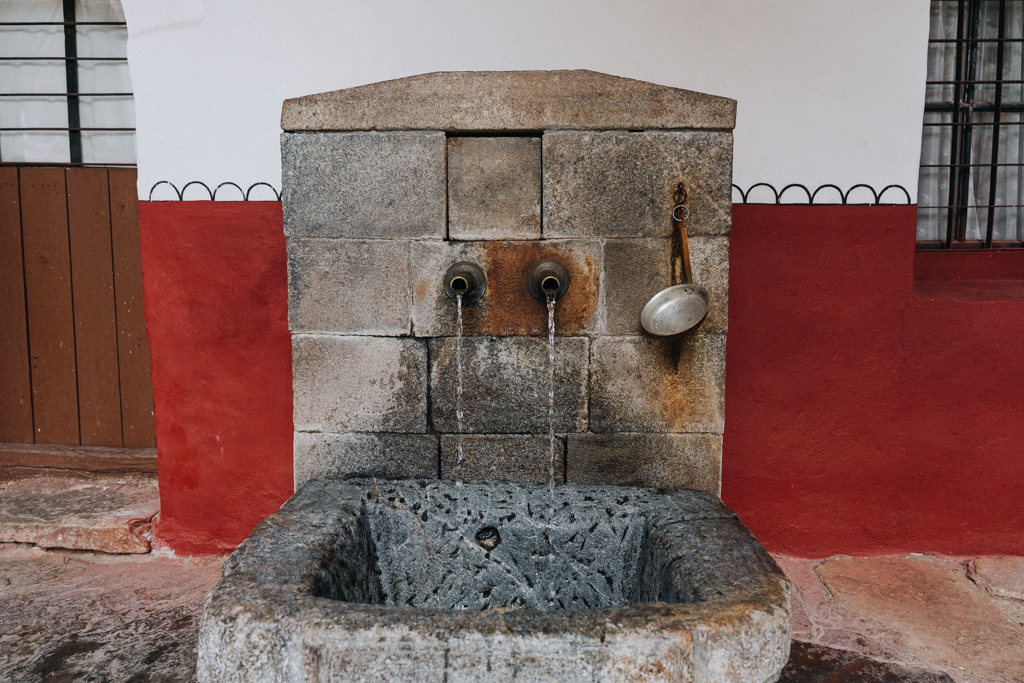 Blick auf einen der Brunnen – spirituelle Station auf dem Roadtrip durch Bulgarien