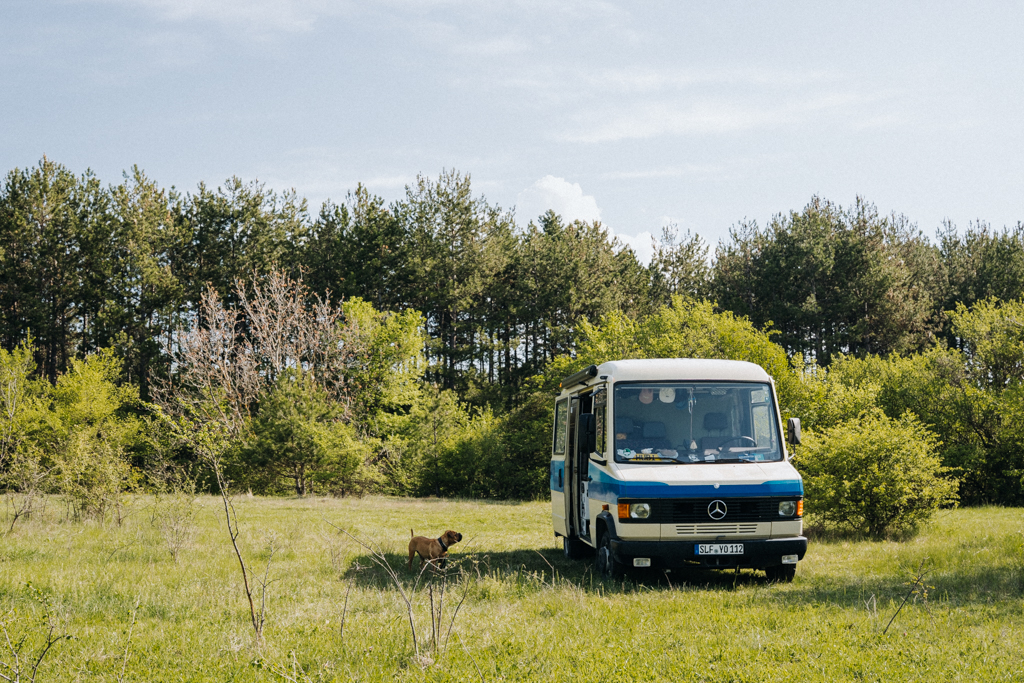 Hubi beim Campen in Bulgarien mit Blick ins Grüne