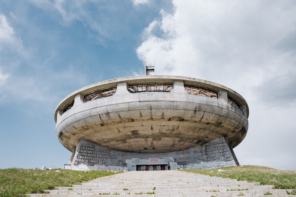 Bulgarien Sehenswürdigkeit mit Lost-Place-Charakter: das Busludscha-Denkmal
