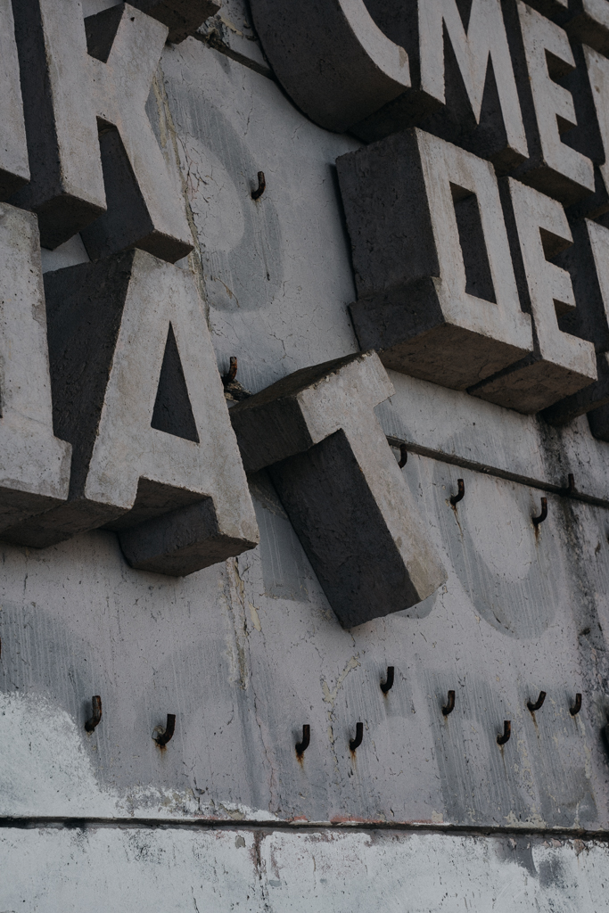 Detailaufnahme der Buchstaben des Busludscha Denkmal eins meiner Geheimtipps