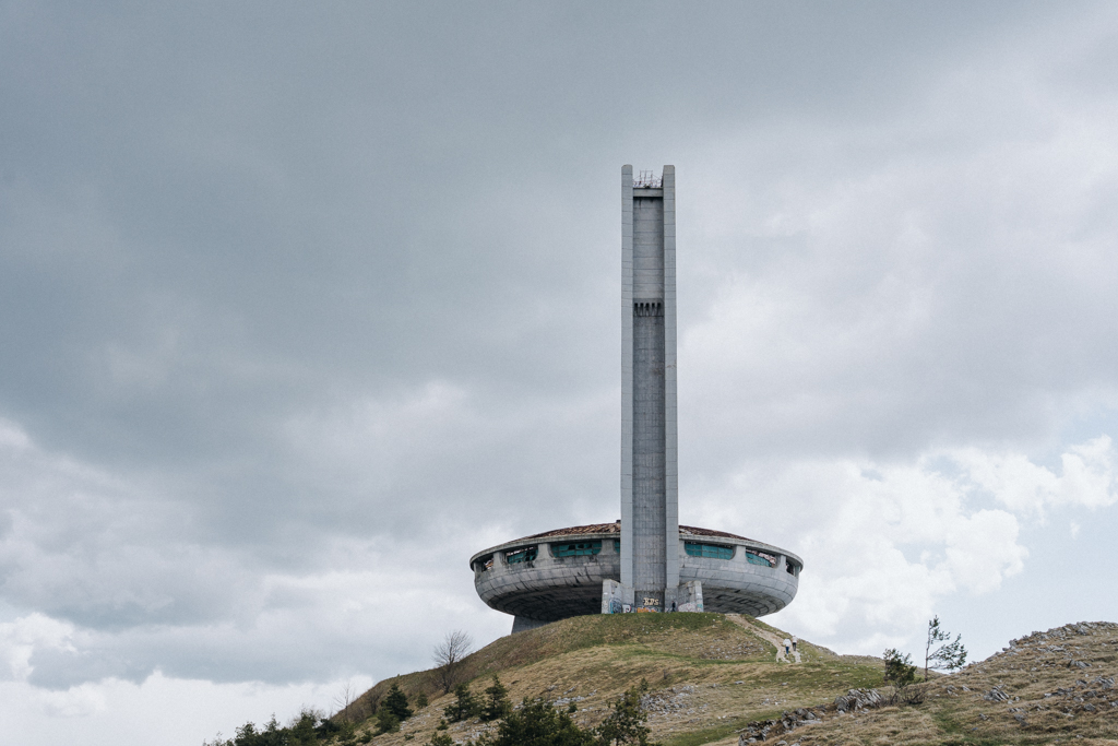 Verlassenes UFO auf dem Berg – Roadtrip-Stop am Busludscha-Denkmal