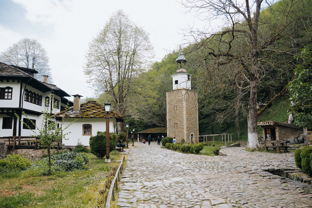 Kirchturm im Museum Etar – Einblick in bulgarische Geschichte
